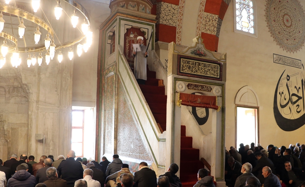 Edirne'deki Eski Cami'de İmamlar 6 Asırdır Cuma Ve Bayram Hutbelerine Kılıçla Çıkıyor
