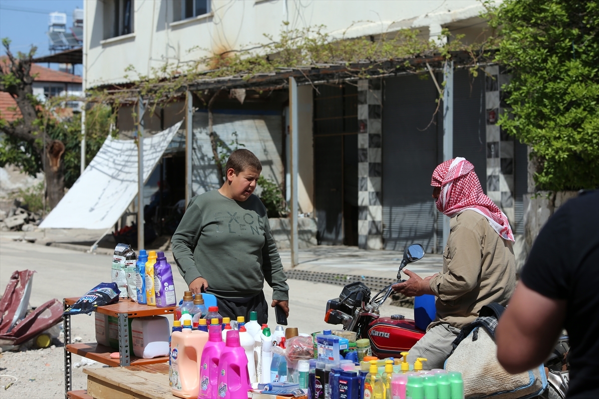 Hatay'da Marketleriyle Evleri Yıkılan Anne Ve Oğlu Tezgahta Satış Yapıyor