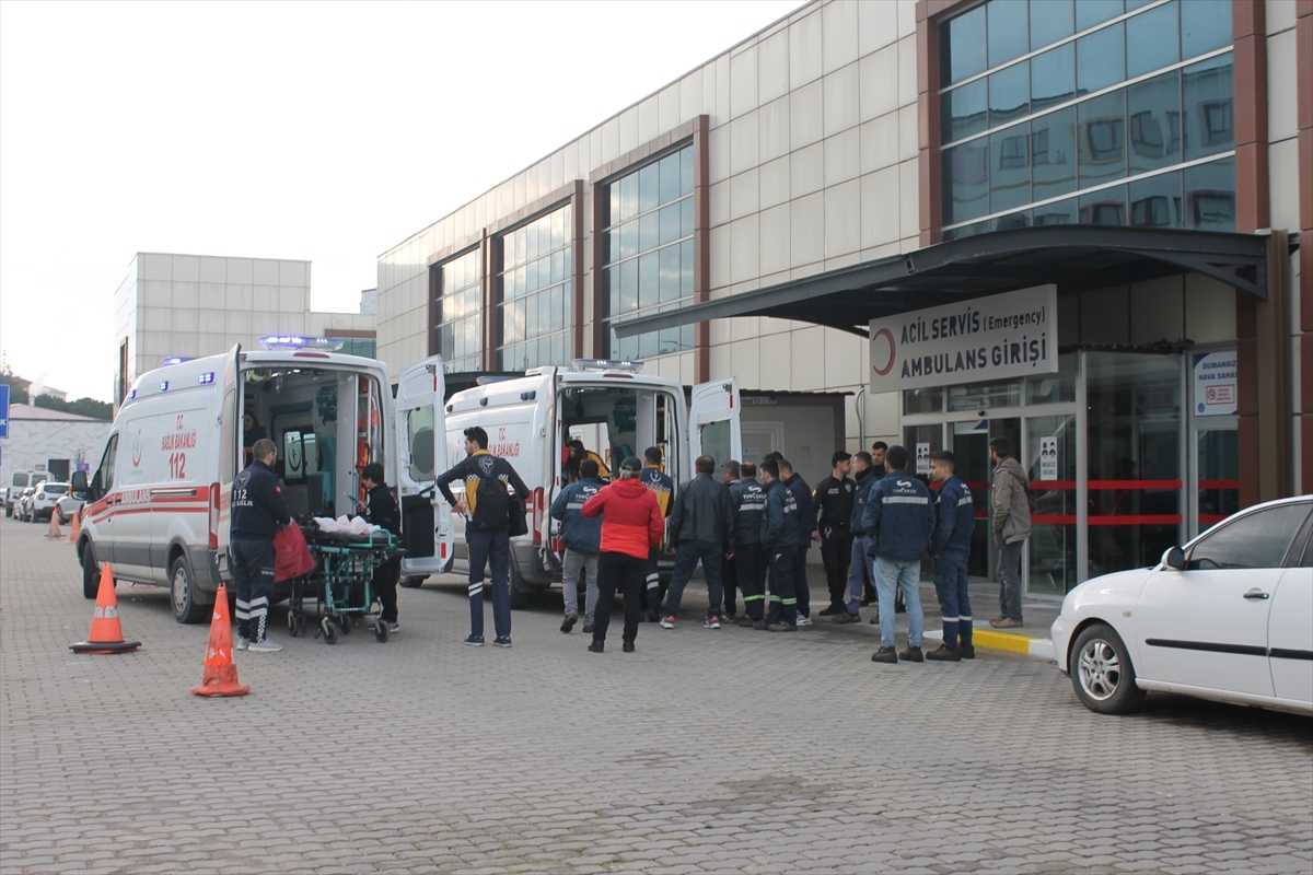 Çanakkale'de İşçileri Taşıyan Otobüs Devrildi  17 Kişi Yaralandı