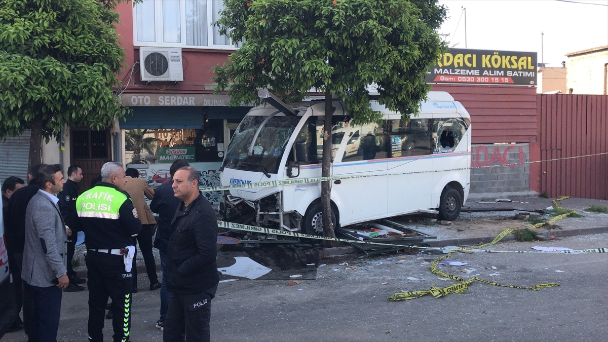 GÜNCELLEME - Adana'da Dolmuşun Durakta Bekleyenlere Çarpması Sonucu 1 Kişi Öldü 7 Kişi Yaralandı