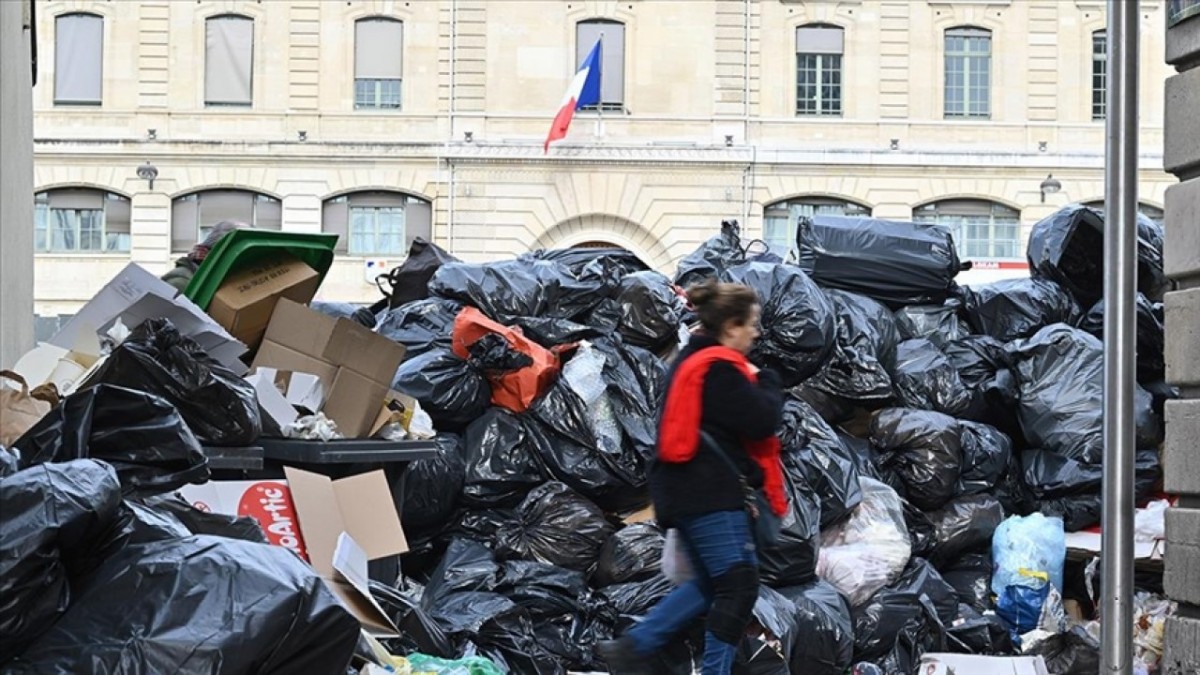 Paris'te Grevdeki Kanalizasyon Çalışanları Belediyenin Önüne Fare Ölüleri Yığdı