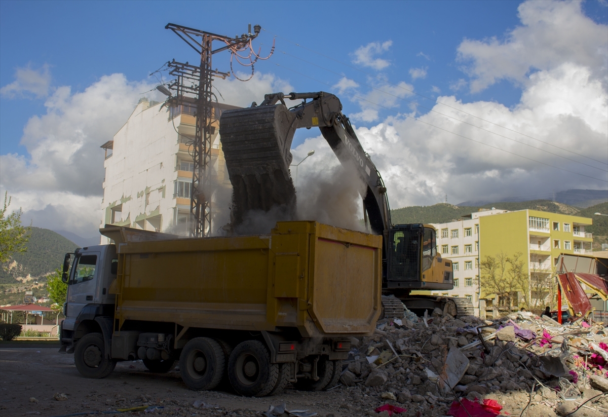 Hatay'ın Belen İlçesinde Bina Yıkım ve Enkaz Kaldırma Çalışmaları Sürüyor