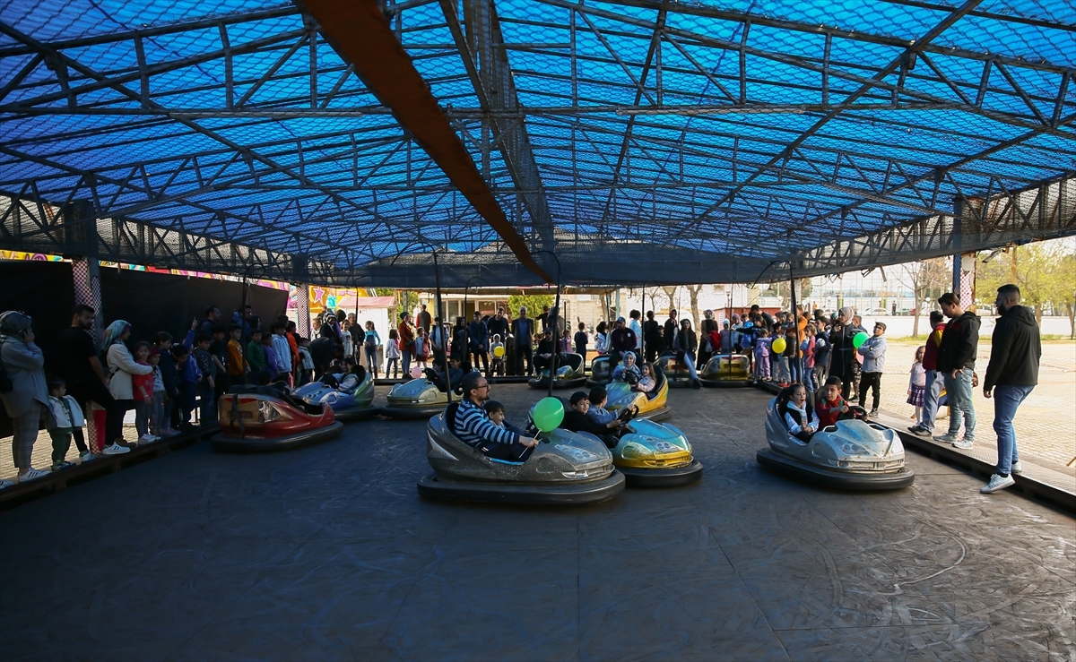 Taraftar Grubu UltrAslan, Kahramanmaraş'ta Lunaparkı Faaliyete Geçirip Çocukları Güldürdü 