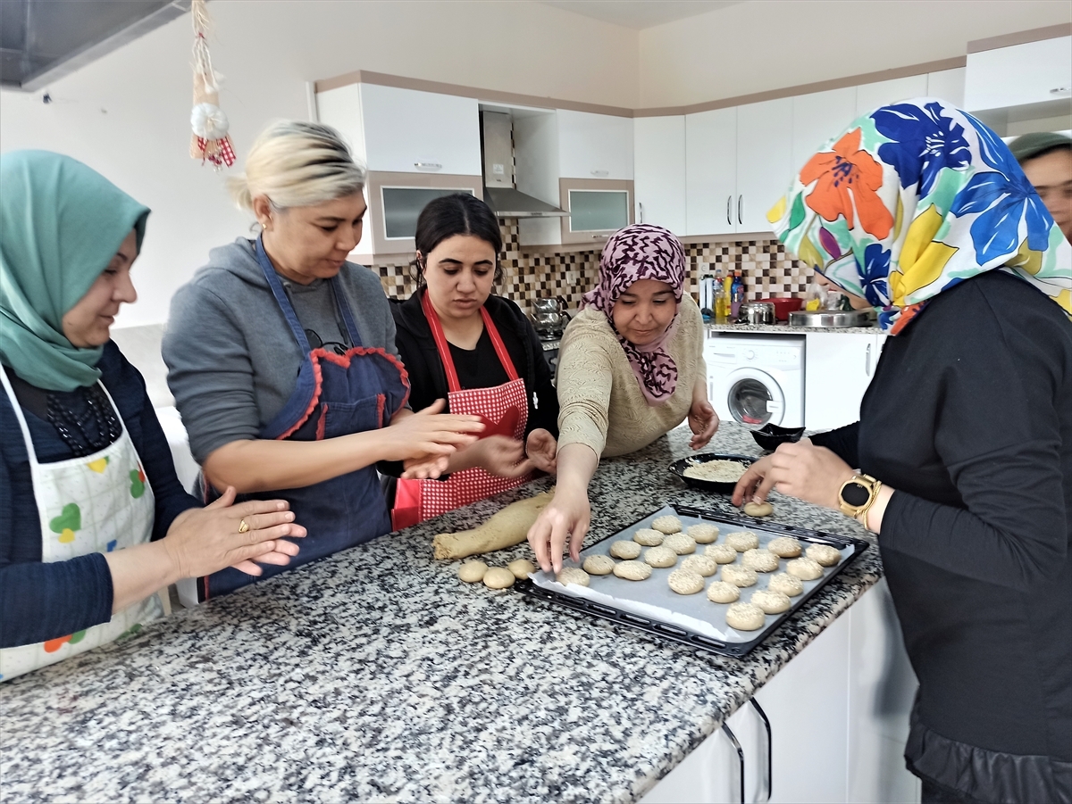 Osmaniye'de Geleneksel Bayram Lezzeti Kömbe, Depremzedeler İçin Pişiriliyor