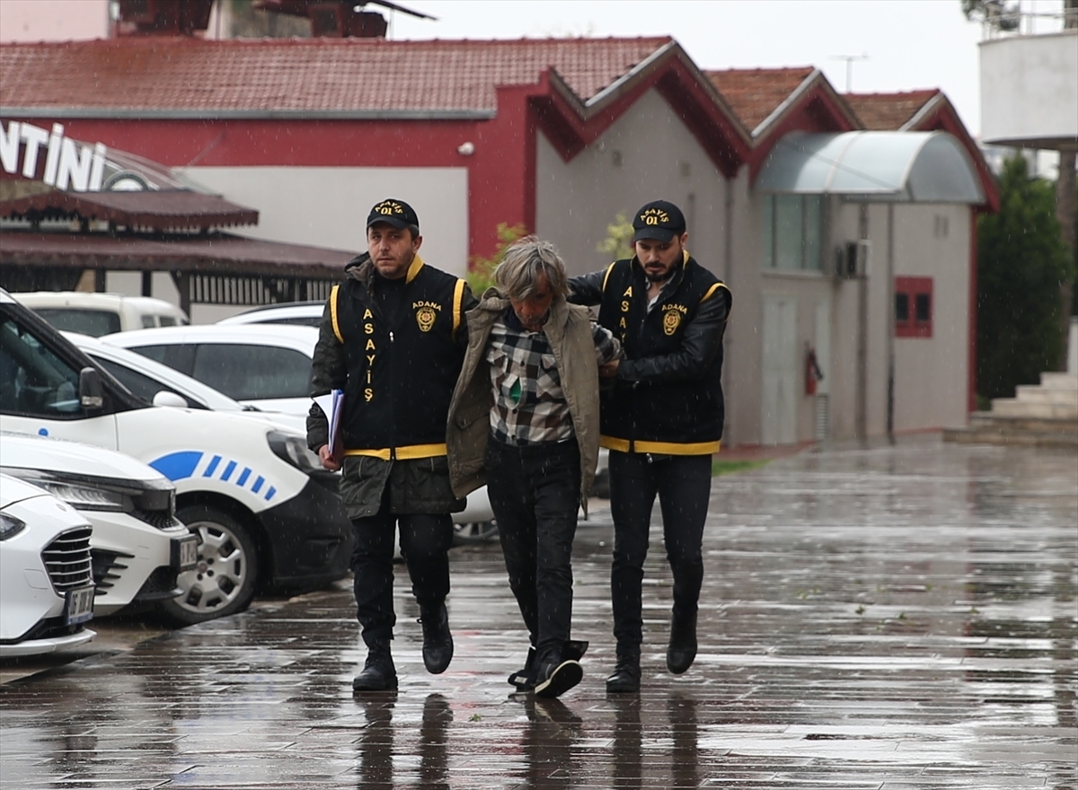 Adana'da Otobüs Durağında Birlikte Kaldığı Evsizi Darp Ederek Öldürdü