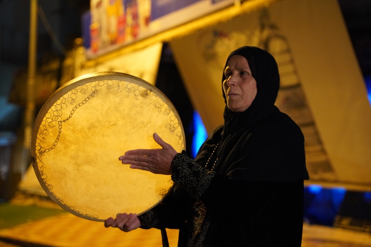 Irak'ta 60 Yaşındaki Kadın  Def Çalarak İnsanları Sahura Kaldırıyor