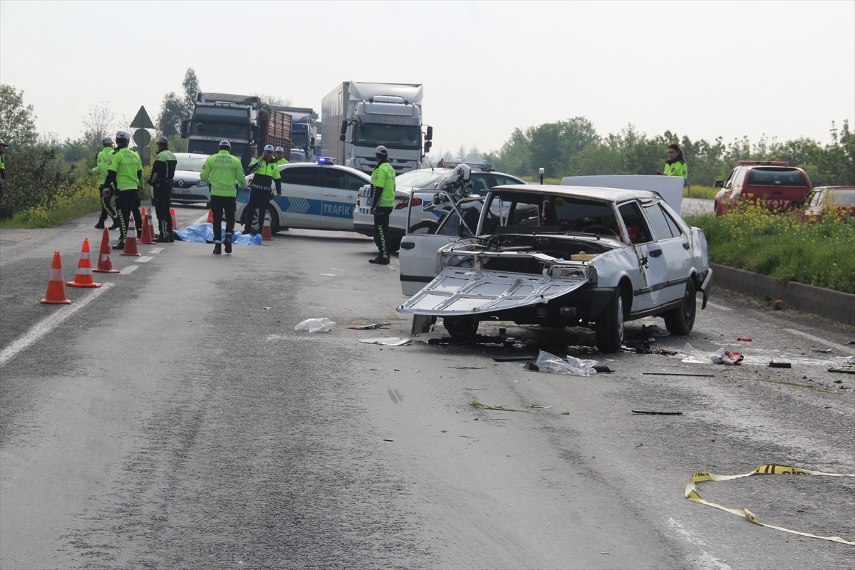 Manisa'da Refüje Çarparak Devrilen Otomobildeki 1 Kişi Öldü  2 Kişi Yaralandı