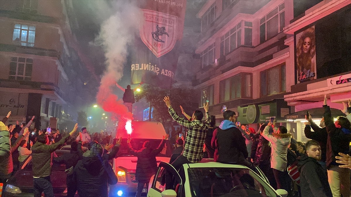 Samsunspor Taraftarı  11 Yıl Sonra Süper Lig'e Dönmeyi Kutladı