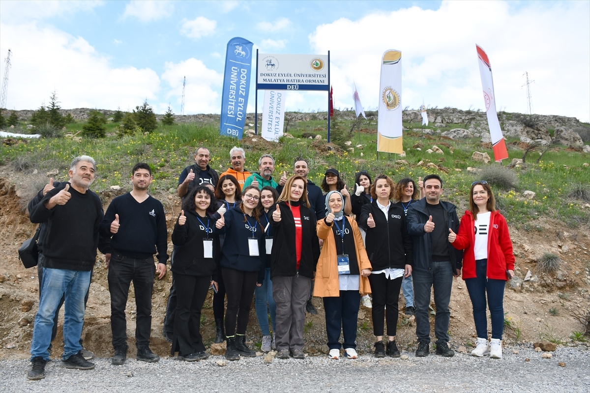 Dokuz Eylül Üniversitesi Malatya Hatıra Ormanı'nda İlk Fidanlar Toprakla Buluştu