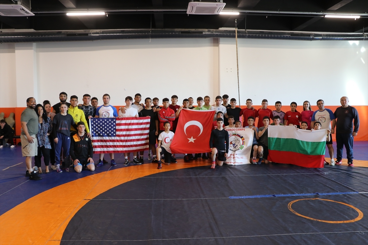 Türk, Bulgar, Rumen Ve ABD'li Genç Güreşçiler, 