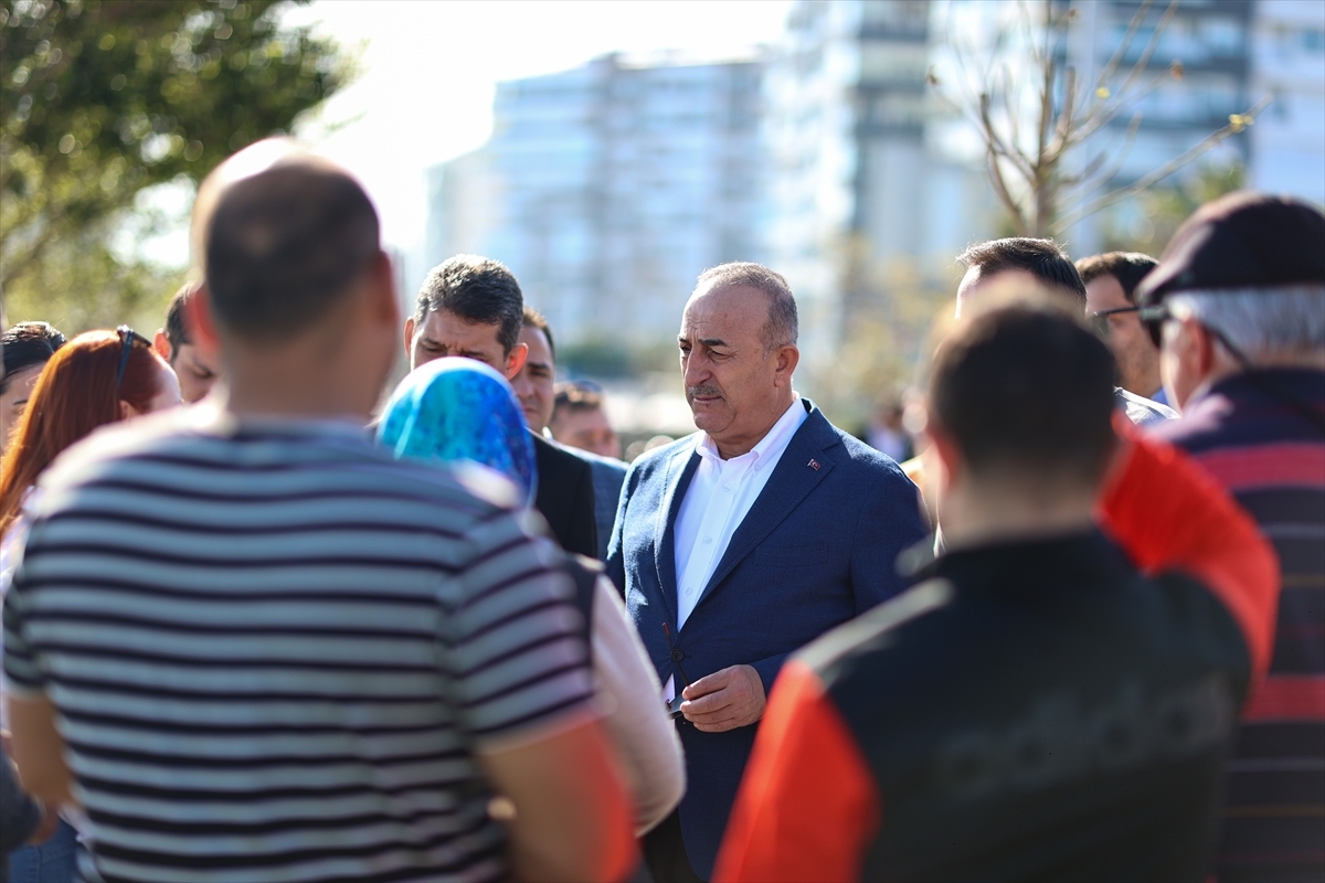 Dışişleri Bakanı Çavuşoğlu Antalya'da Vatandaşlarla Buluştu