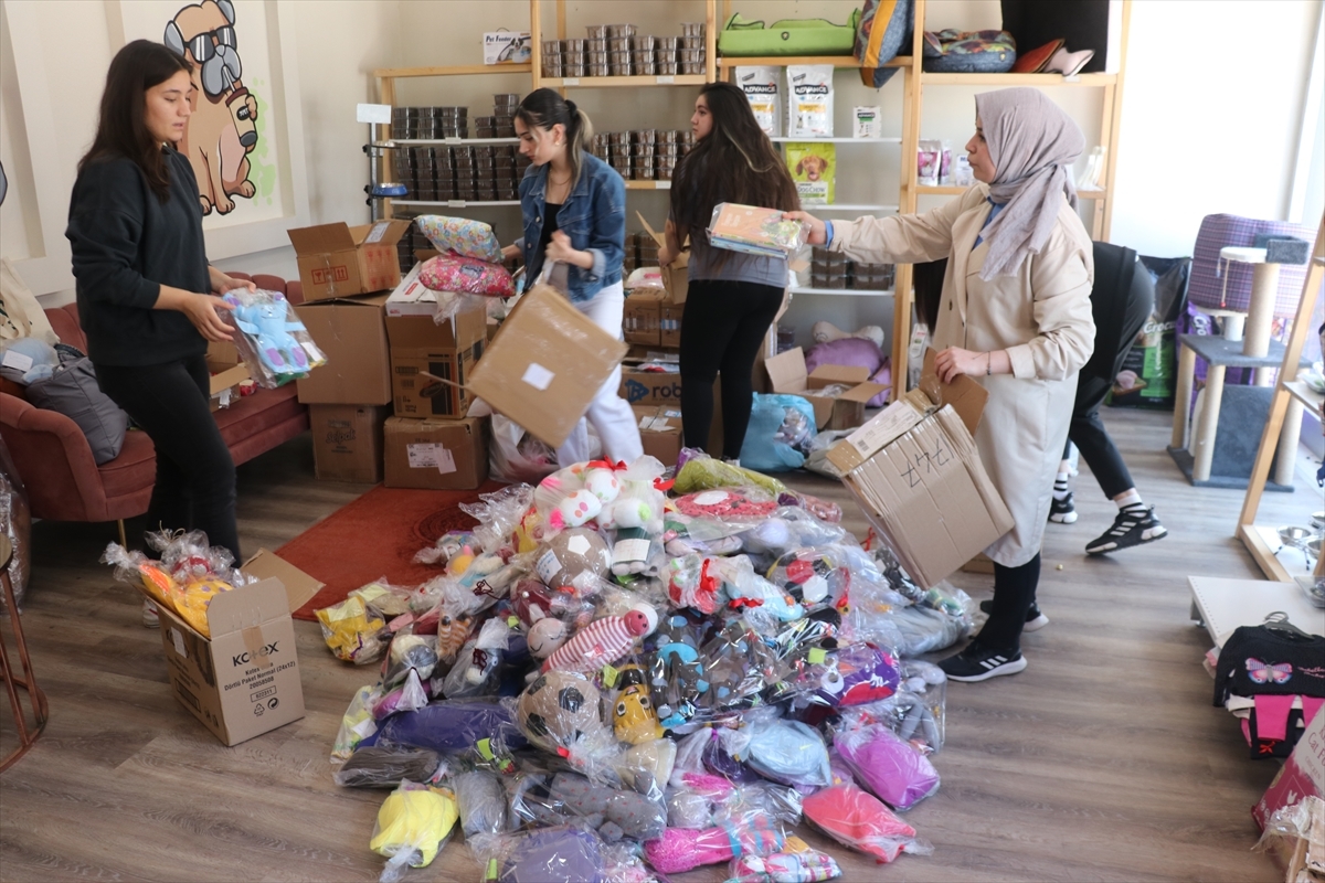 Hatay'da Depremzede Çocuklara Bayram Hediyesi Üniversitelilerden