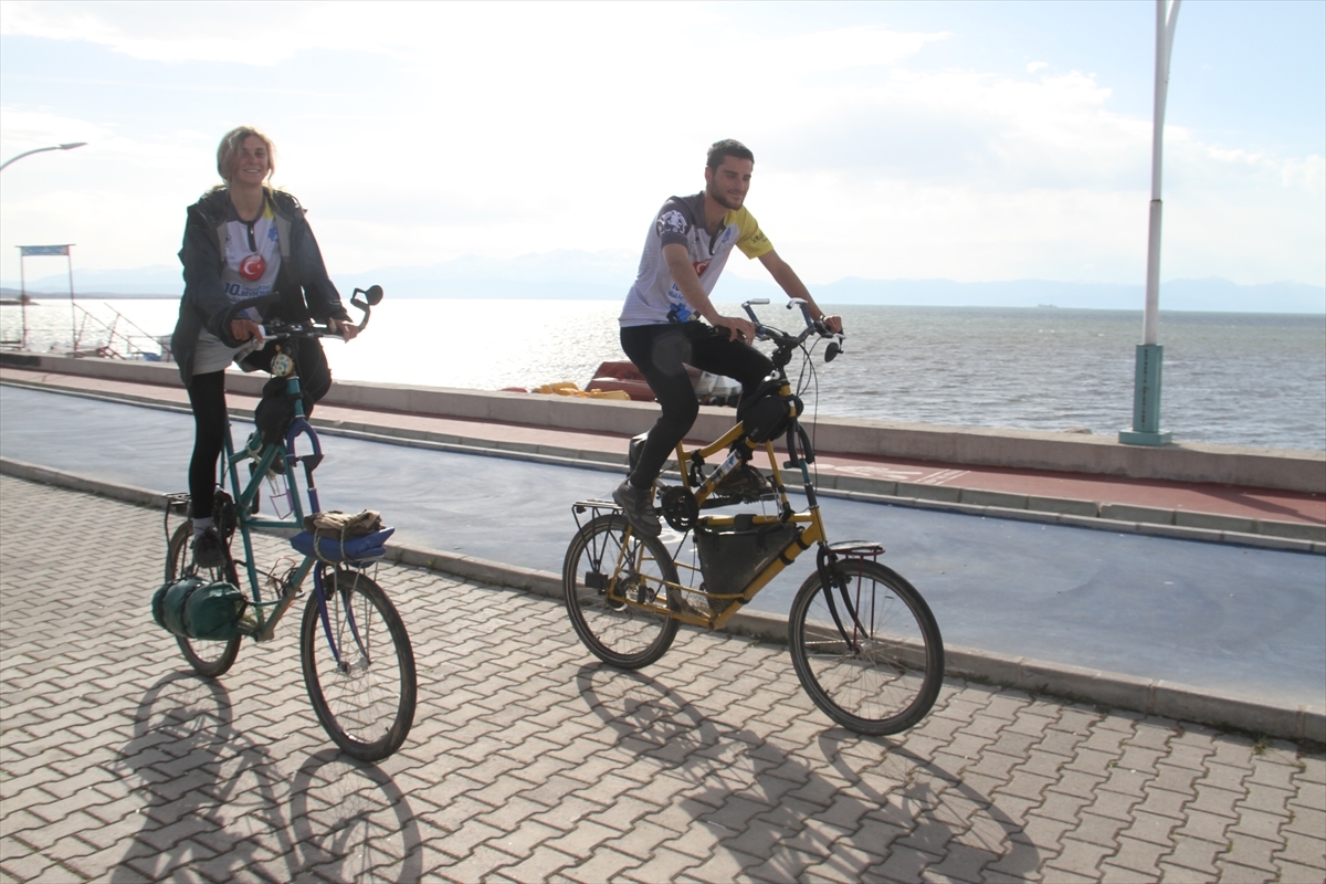 İspanya'dan Bisikletleriyle Avrupa Ve Asya Turuna Çıkan İki Turist Konya'da Mola Verdi