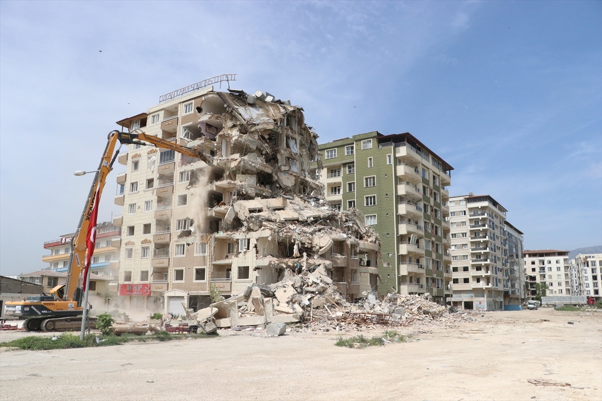 Hatay'da Bina Yıkım ve Enkaz Kaldırma Çalışmaları 72 Mahallede Devam Ediyor