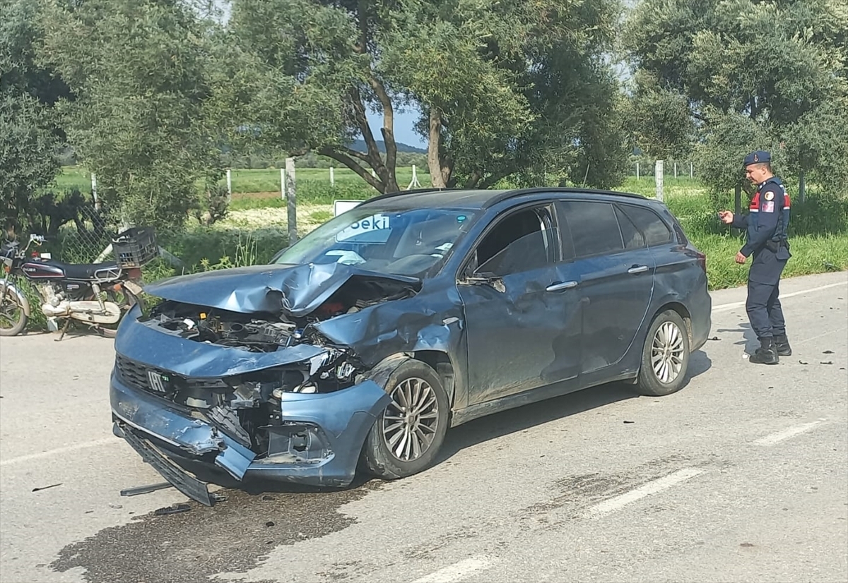 İzmir'de Otomobille Çarpışan Motosikletteki 2 Çocuk Yaralandı