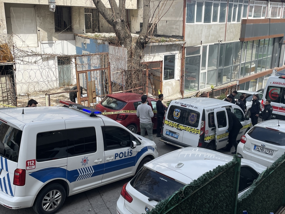 Kadıköy'de Hastane Müştemilatına Giren 1 Kişi Tabancayla Vurularak Yaralandı
