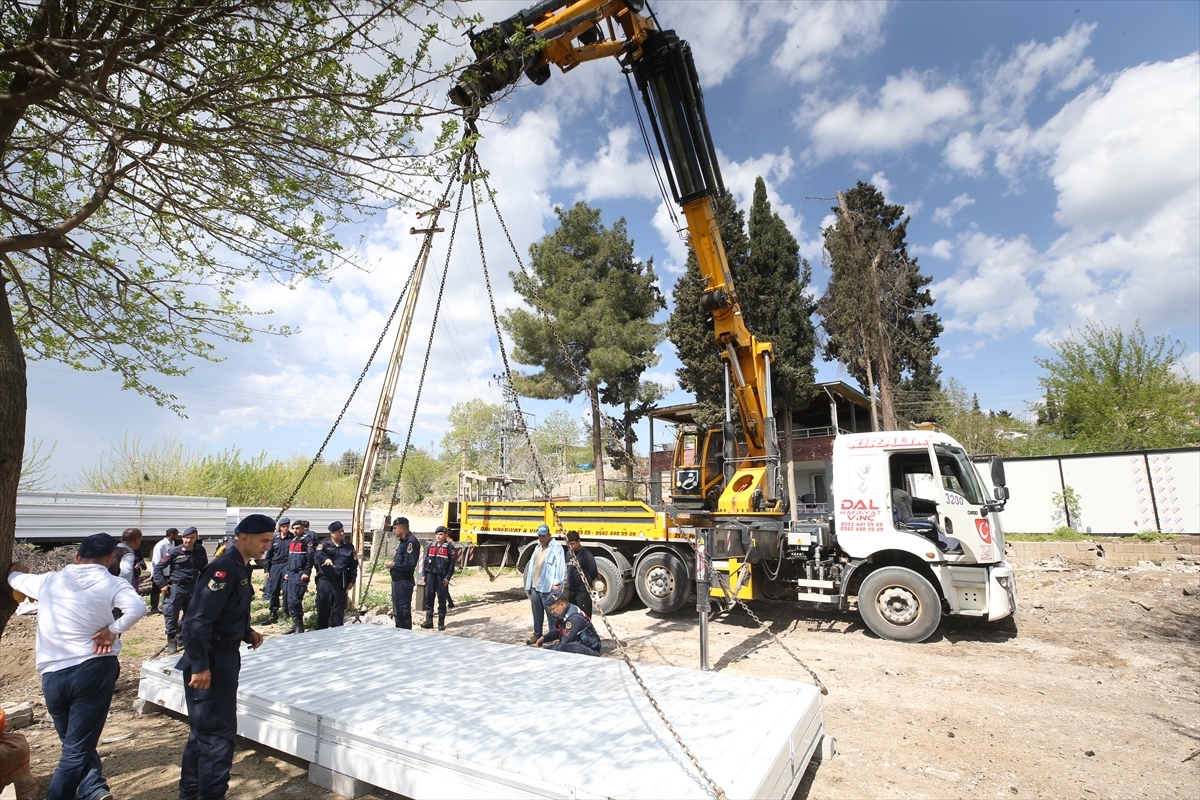 Kahramanmaraş'ta 52 Evin Yıkıldığı Mahallede Katlanabilir Konteyner Kurulumu Başladı