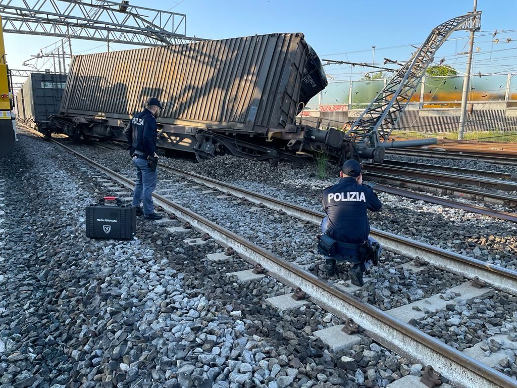 İtalya'da Yük Treni Raydan Çıktı, Ülke Genelinde Seferler Aksadı