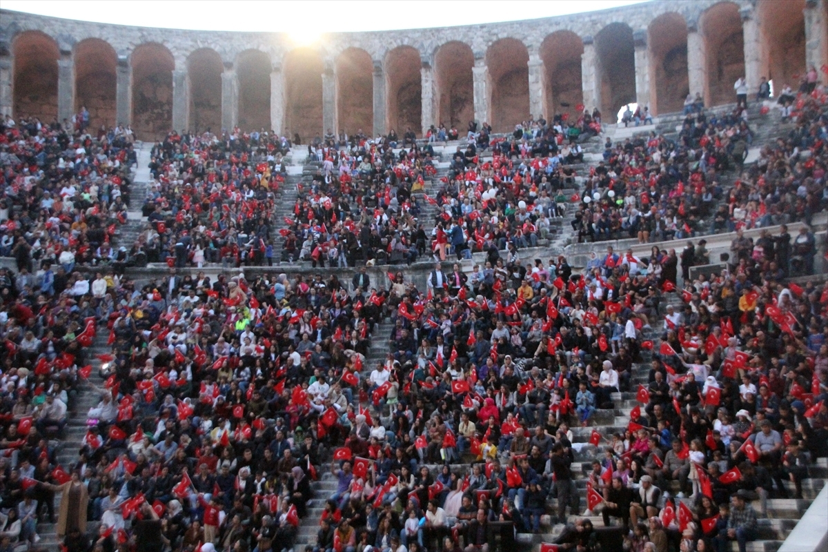 Aspendos Antik Tiyatrosu'nda 23 Nisan Çocuk Şenliği