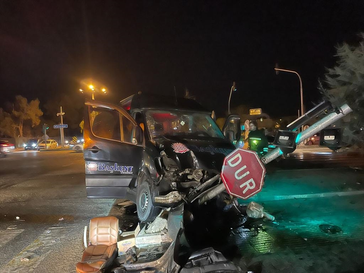 Tekirdağ'da Minibüs İle Otomobilin Çarpıştığı Kazada 20 Kişi Yaralandı
