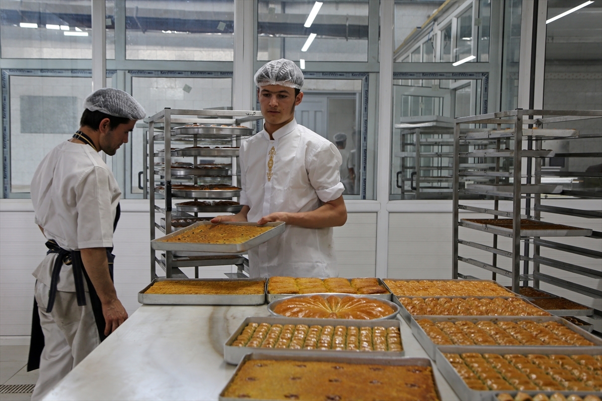 Türk Tatlı Ustaları Geleneksel Türk Baklavalarını İranlıların Damak Zevkine Sunuyor