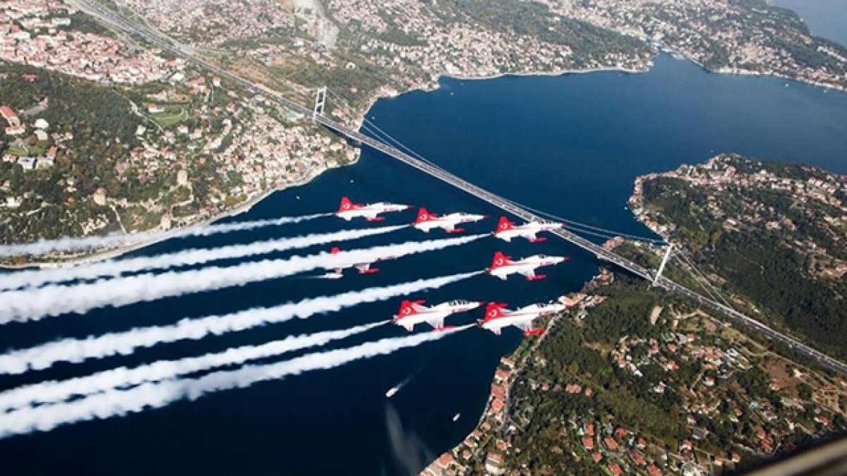 İstanbul Boğazı'nda Türk Yıldızları ve SOLOTÜRK Selamlama Uçuşu Yaptı