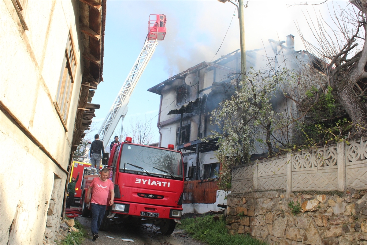 Sakarya'da 3 Katlı Ahşap Ev Yangında kullanılamaz Hale Geldi