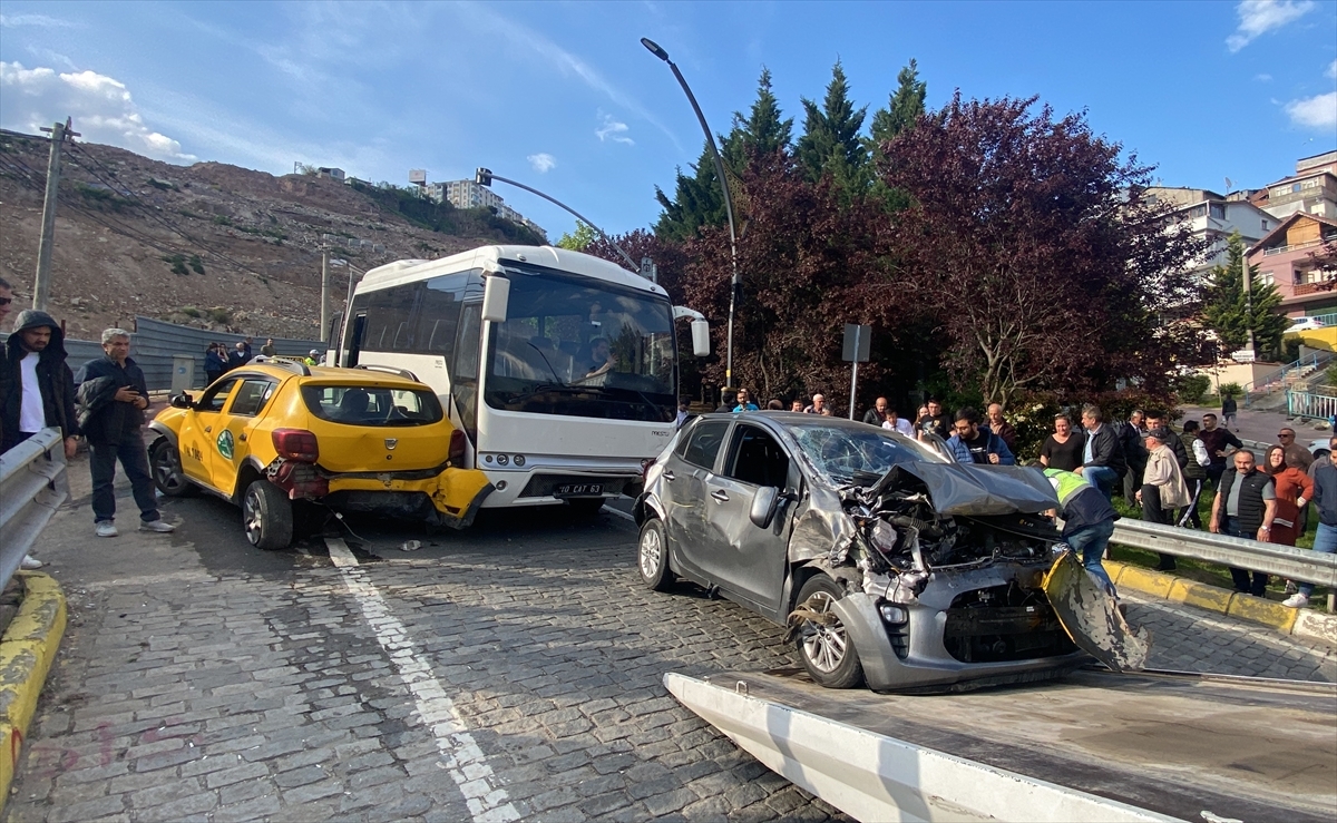 Freni Patlayan Midibüs Kırmızı Işıkta Duran 5 Araca Çarptı, 2 Kişi Yaralandı