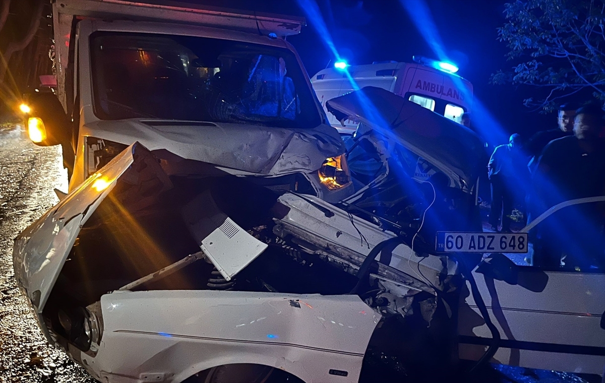 Tokat'ta Kamyonet İle Otomobilin Çarpışması Sonucu 2 Kişi Yaralandı