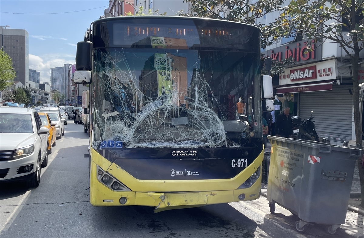 Ümraniye'de İETT Otobüsünün Çarptığı Kamyonetin Sürücüsü Yaralandı