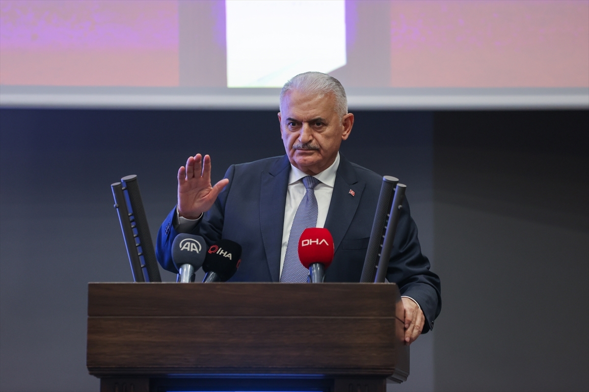 Binali Yıldırım İzmir'de Lojistik Ve Mobilya Sektörleri Değerlendirme Toplantısı'nda Konuştu