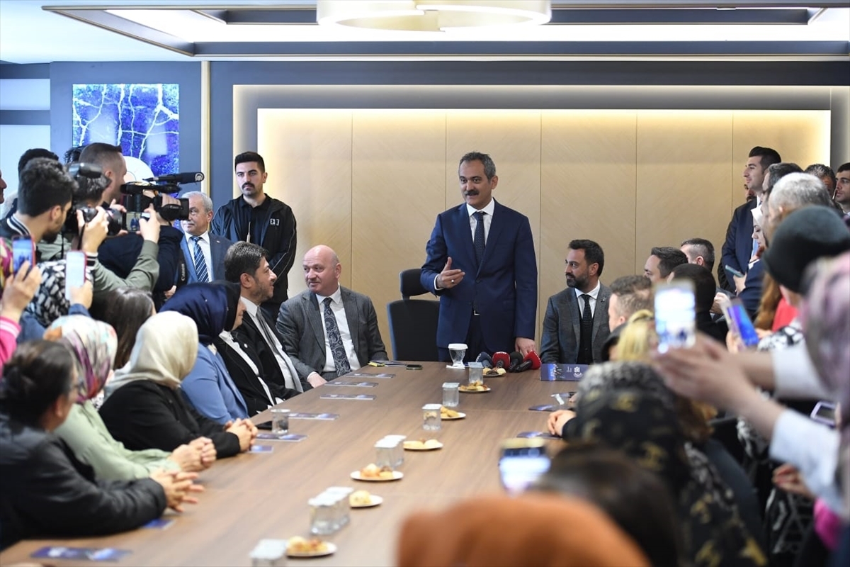 Milli Eğitim Bakanı Özer AK Parti Altınordu İlçe Başkanlığını Ziyaret Etti