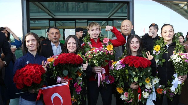 Aliyev, Ermenistan'da Madalya Kazanan Türk Haltercileri Madalya İle Ödüllendirdi