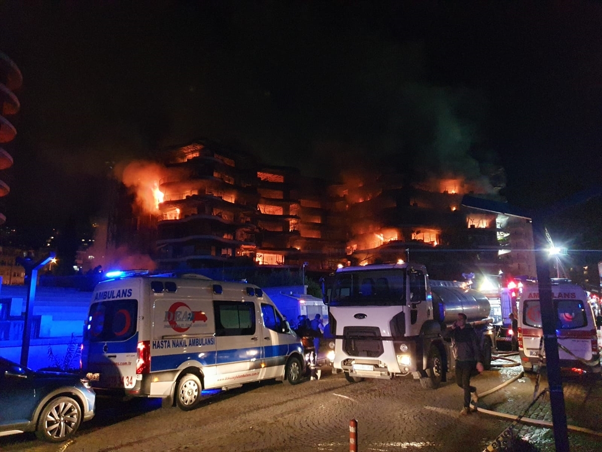 İzmir'de Sitede Çıkan Yangına Müdahale Sürüyor