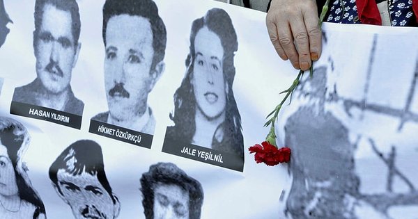 Taksim'de 1 Mayıs 1977'deki Olaylarda Hayatını Kaybedenler Anıldı