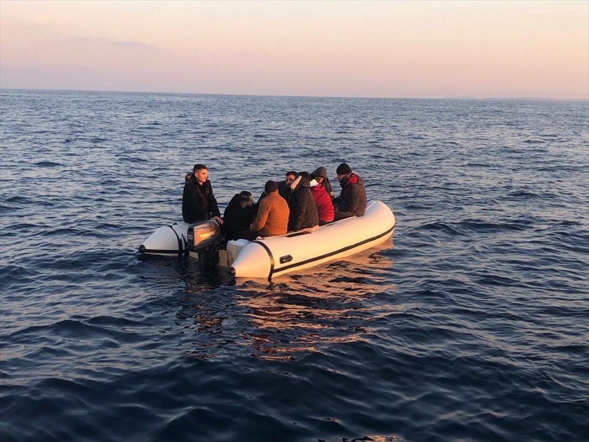 İzmir Açıklarında 24 Düzensiz Göçmen Kurtarıldı 9 Düzensiz Göçmen Yakalandı