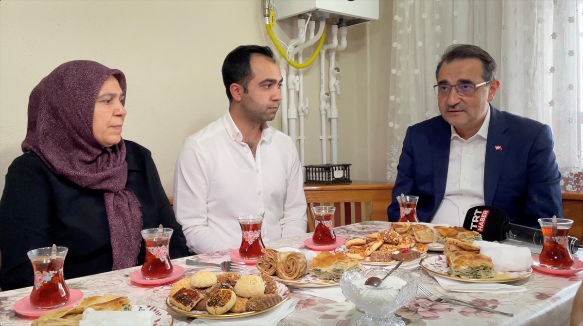 Bakan Dönmez, Eskişehir'in Han İlçesinde Evi Doğal Gaza Kavuşan Aileyi Ziyaret Etti: