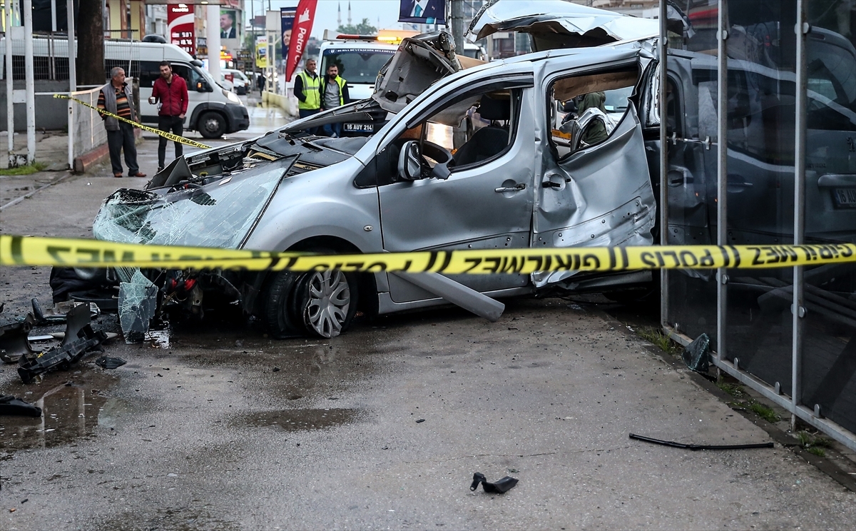 Bursa'da Trafik Kazasında 2 Kişi Öldü 1 Kişi Yaralandı