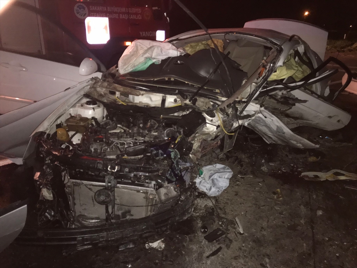 GÜNCELLEME - Sakarya'da İki Otomobilin Çarpışması Sonucu 3 Kişi Öldü 2 Kişi Yaralandı