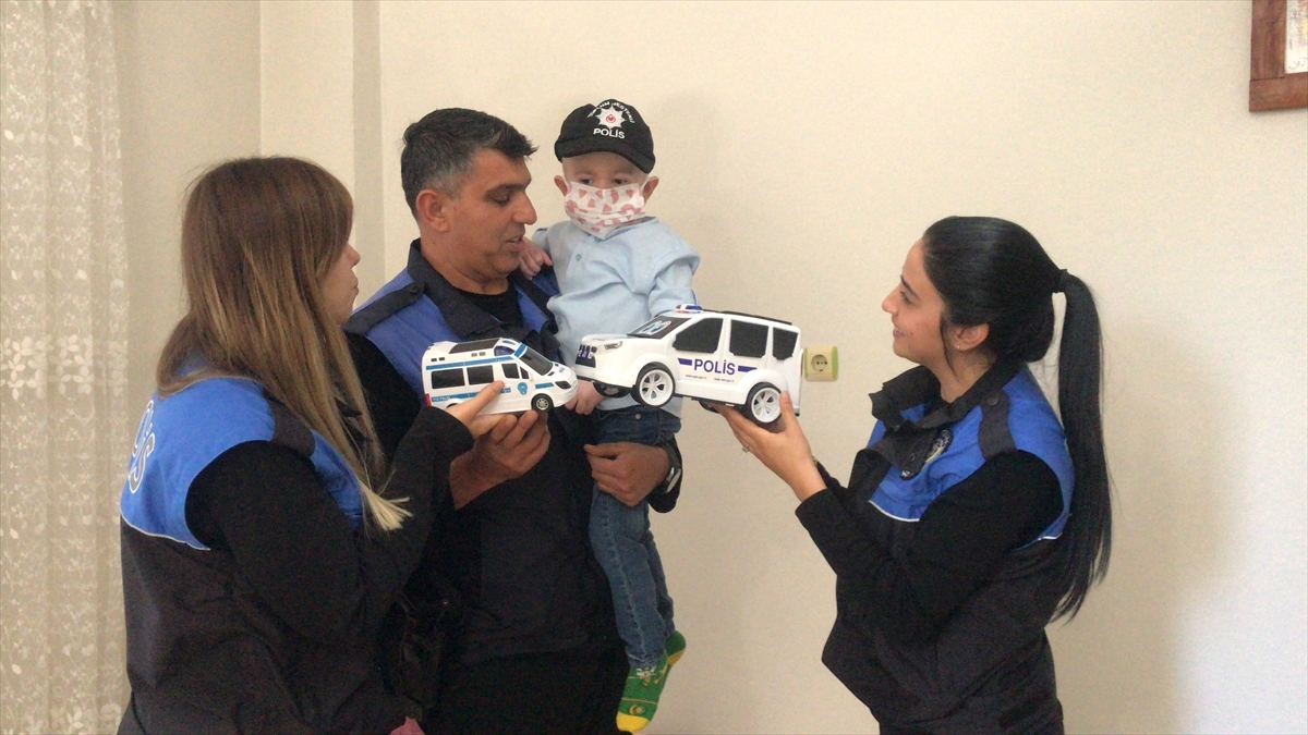 Adana'da Emniyet Personeli Polis Olmak İsteyen Hasta Çocuğu Ziyaret Etti