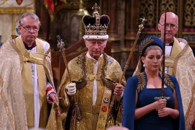 İngiltere'de Taç Giyme Töreninin Maliyeti ve Kraliyetin Sömürgeci Tarihi Tartışılıyor