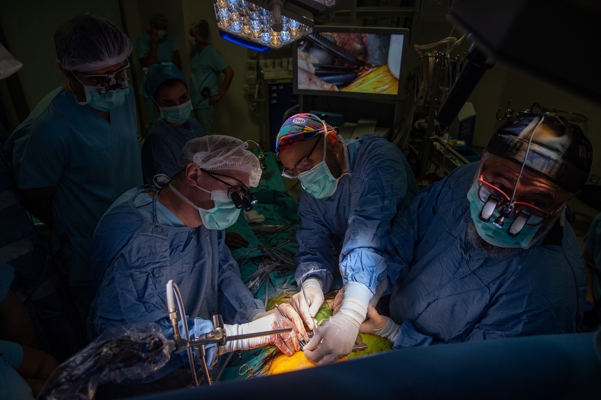 Kalp Cerrahisinde Küçük Kesi Yönteminin Öncüsü Ukraynalı Cerrah Türk Doktorlarla 3 Ayrı Ameliyata Girdi 