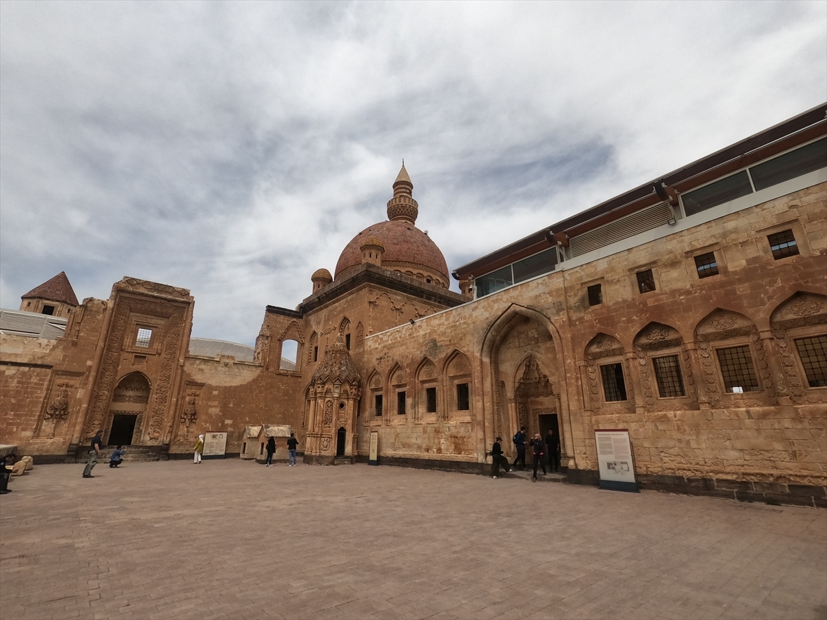 Ağrı'da Misafir Edilen Depremzedeler İshak Paşa Sarayı'nı Gezdi