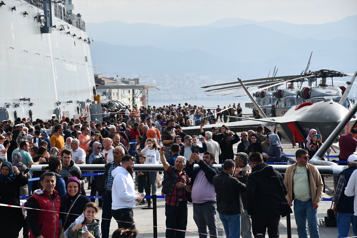 İzmir'deki TCG ANADOLU'ya Ziyaretler Devam Ediyor