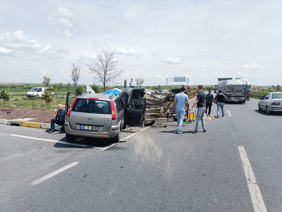 Konya'da Kamyonet İle Otomobilin Çarpıştığı Kazada 5 Kişi Yaralandı