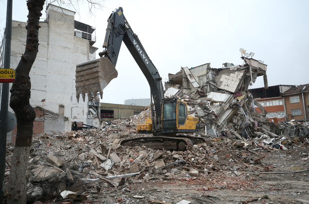 Malatya'da Ağır Hasarlı Binaların Yıkımı ve Enkaz Kaldırma Çalışmaları Sürüyor