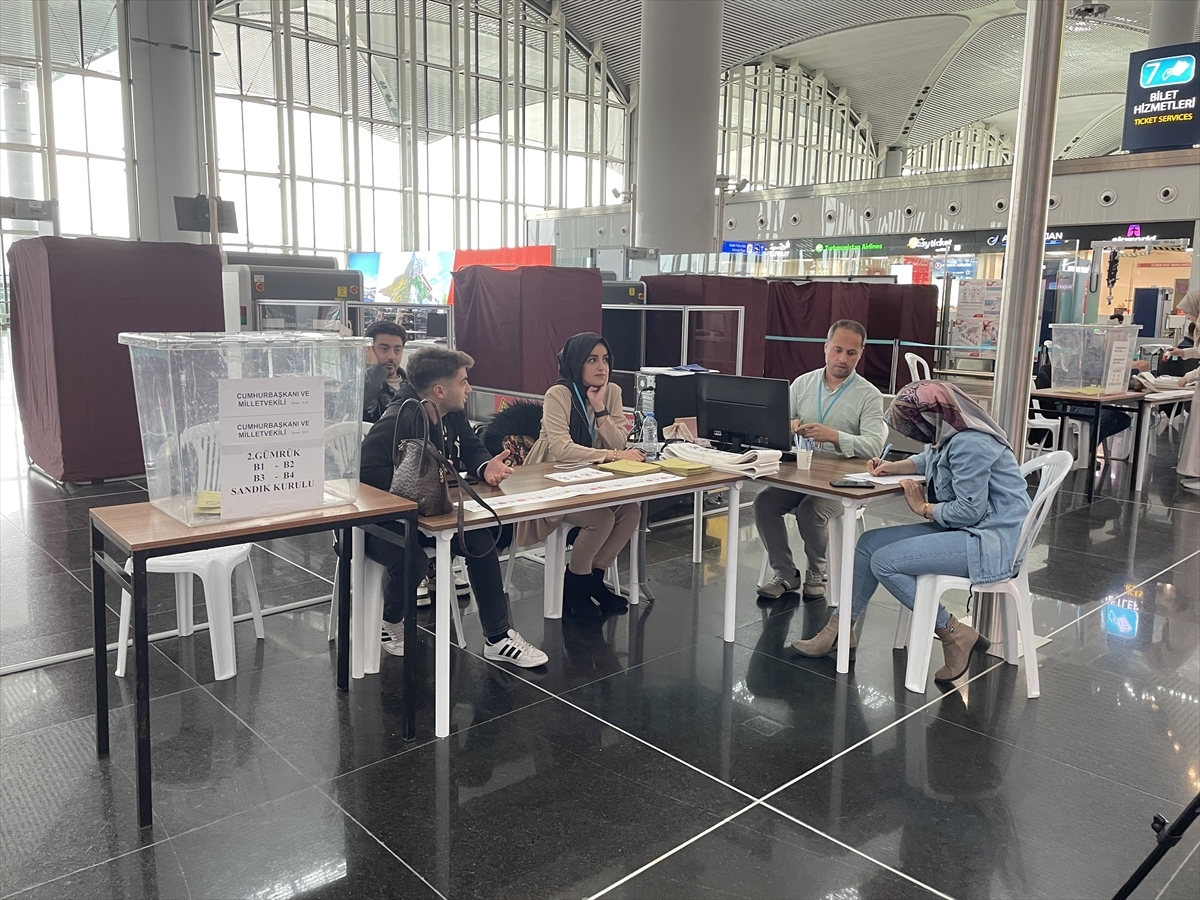 İstanbul Havalimanı'nda Oy Verme İşlemi Sürüyor