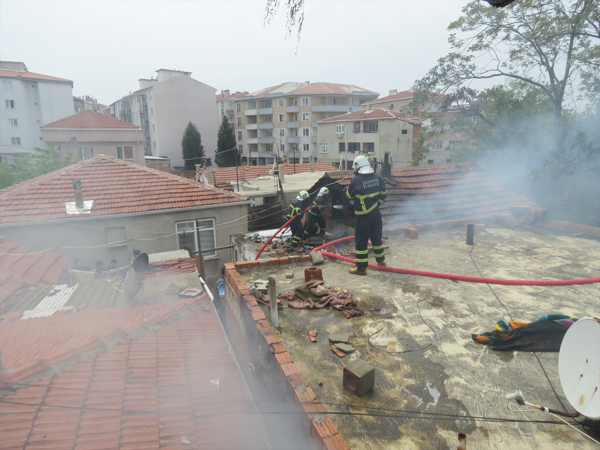 Kırklareli'nde Çıkan Yangında 2 Ev Kullanılamaz Hale Geldi