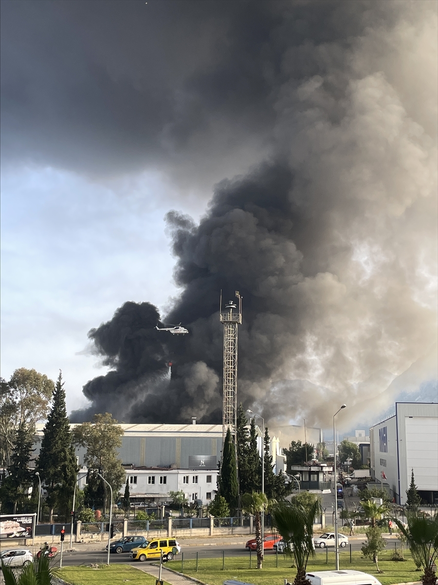 Antalya Serbest Bölge'deki Yat Firmasında Çıkan Yangın Kontrol Altına Alındı