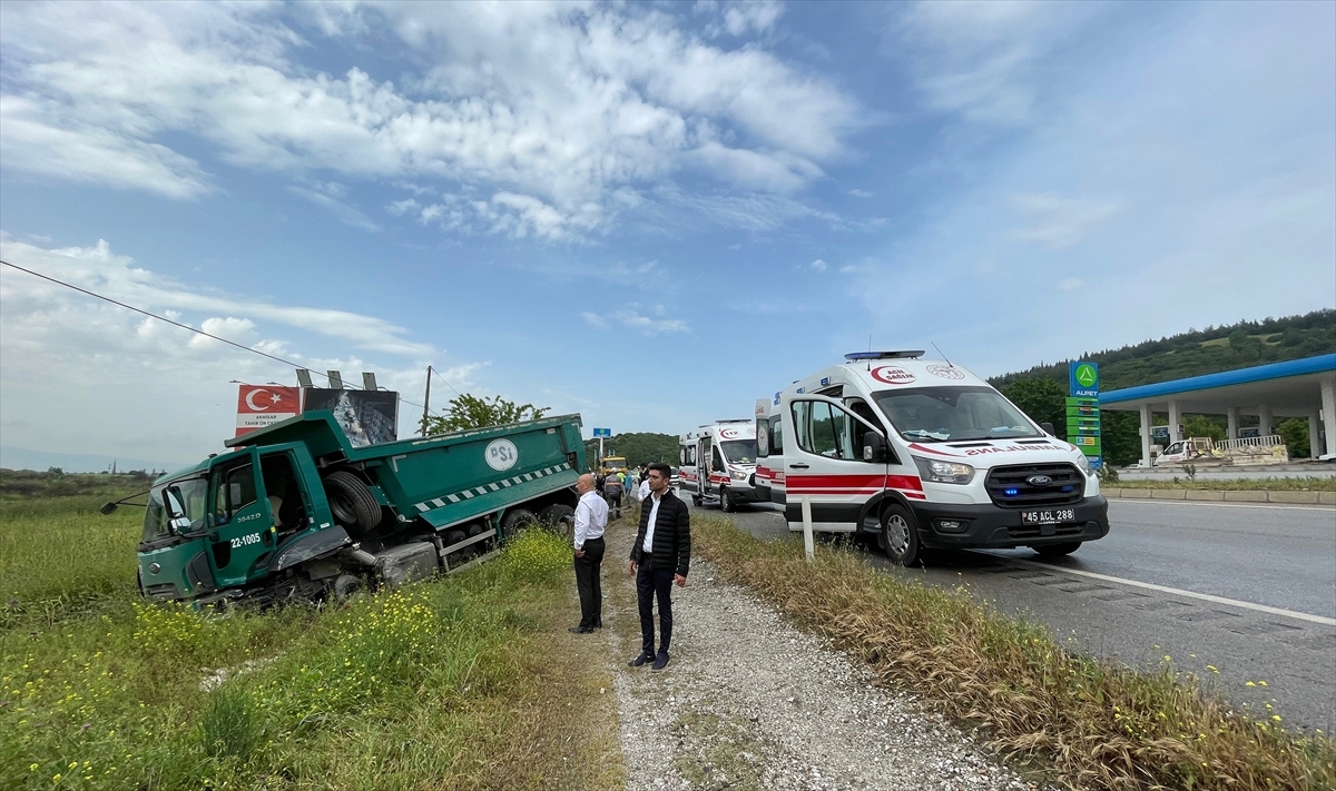 Manisa'da Zincirleme Trafik Kazasında 12 Kişi Yaralandı